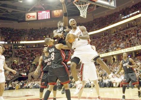 詹姆斯骑士时期的抢断快攻扣篮,詹姆斯刹车印动图