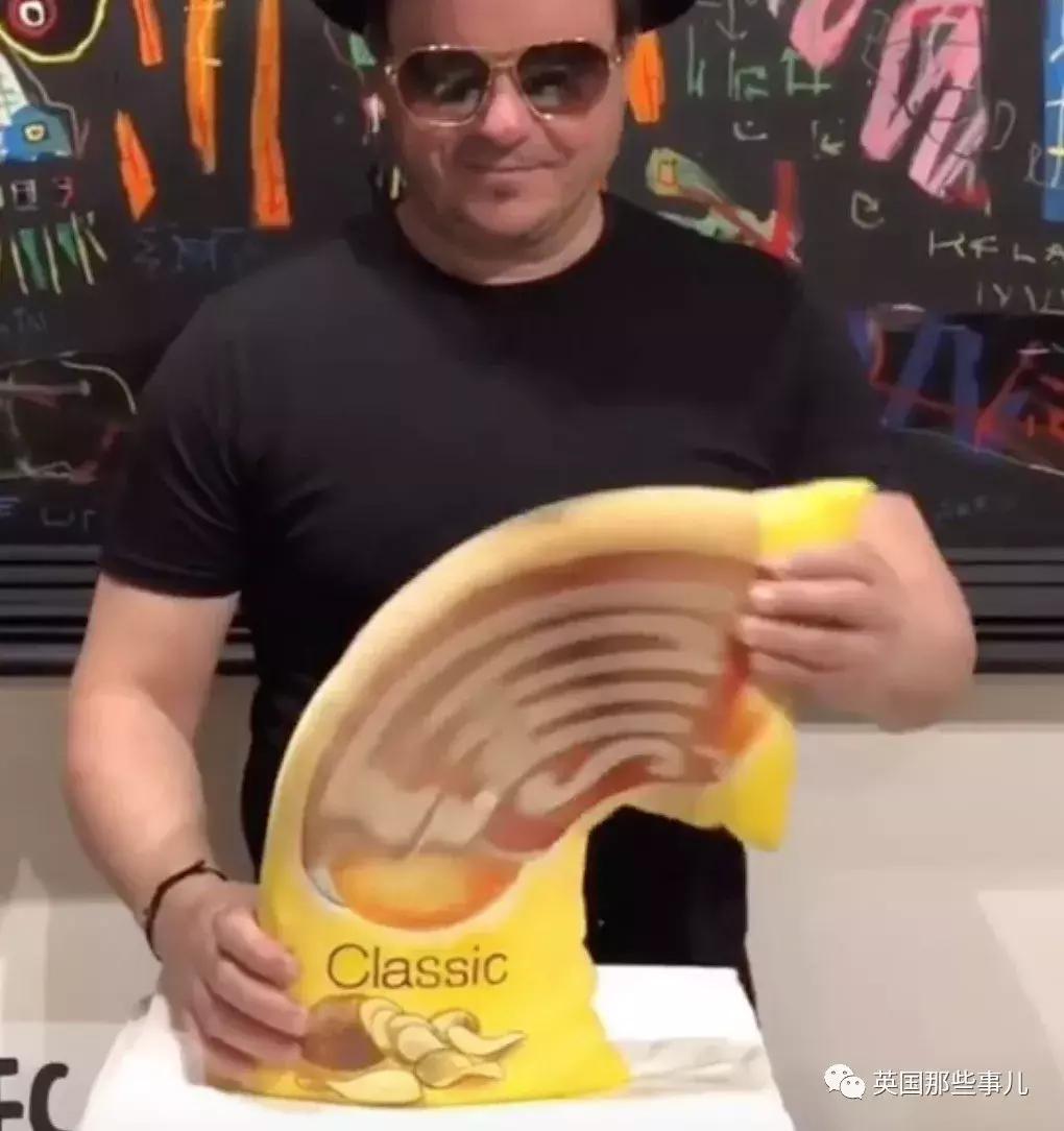只爱恶作剧靠什么养家？他把所有东西变成纸捉弄人，这手艺简直了