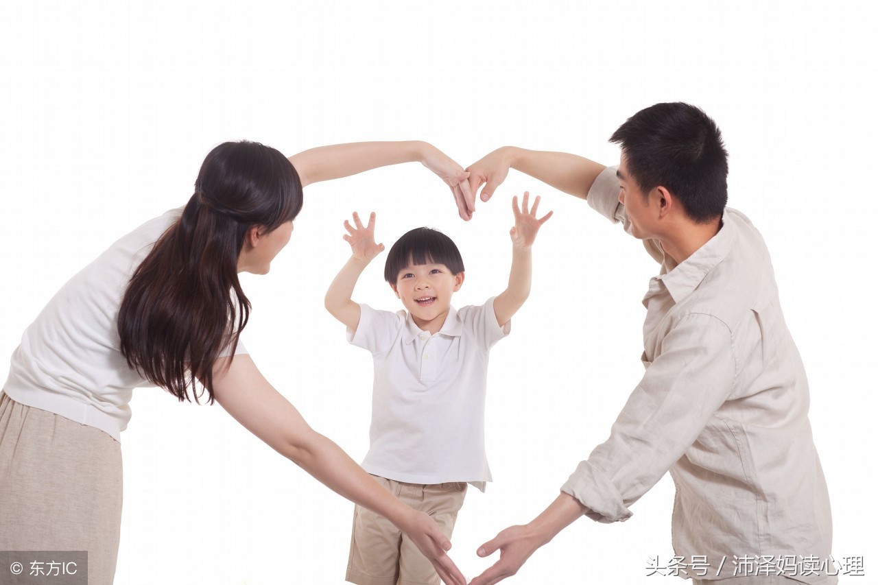 宝宝吸手指嘴边发红,宝宝老是吸允自己的手臂