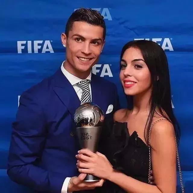 她用蜜桃臀彻底征服C罗，这个亿万少女的情敌竟是个灰姑娘？！