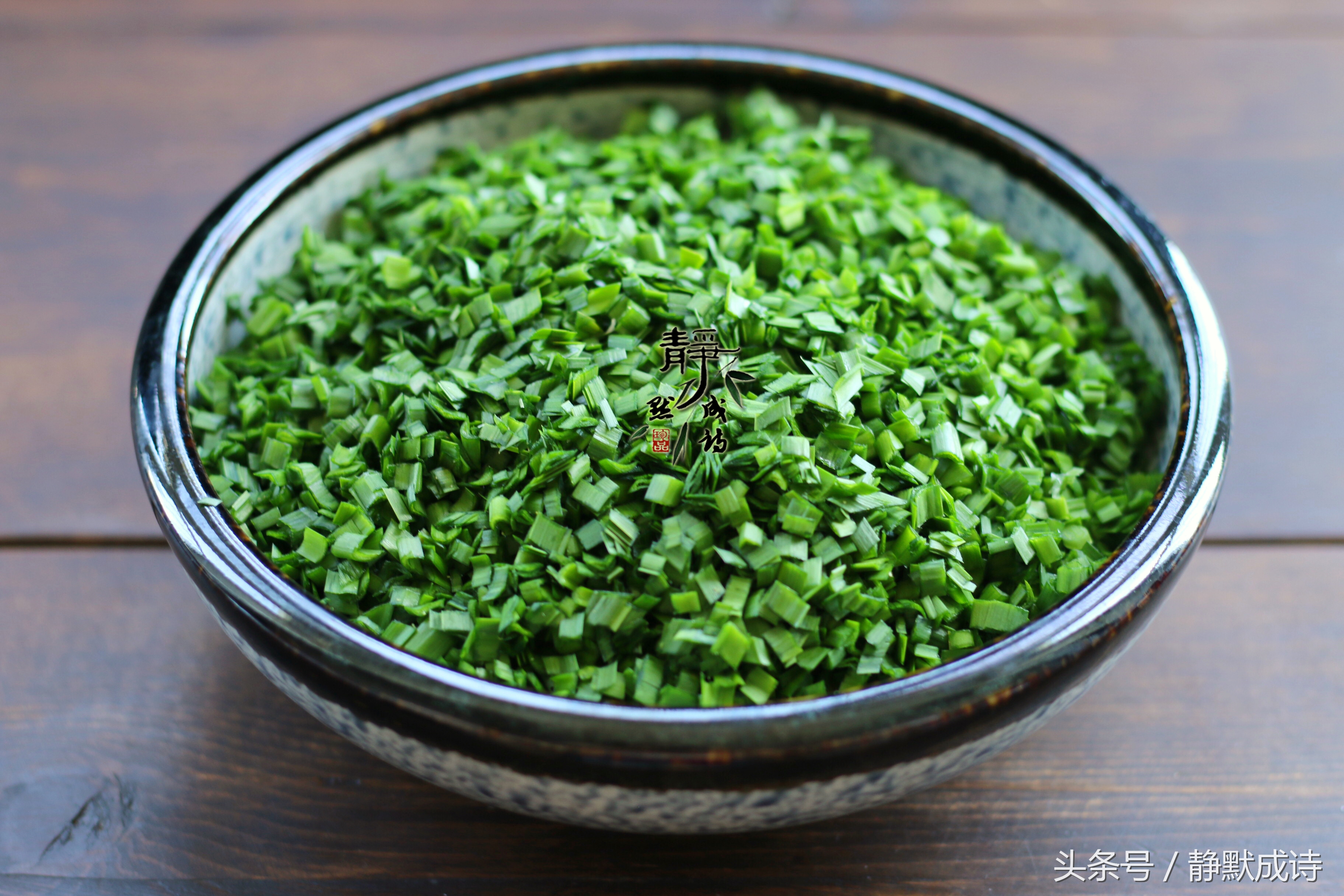 鸡蛋韭菜饺子怎样调馅使韭菜更鲜,包韭菜馅饺子有哪些步骤