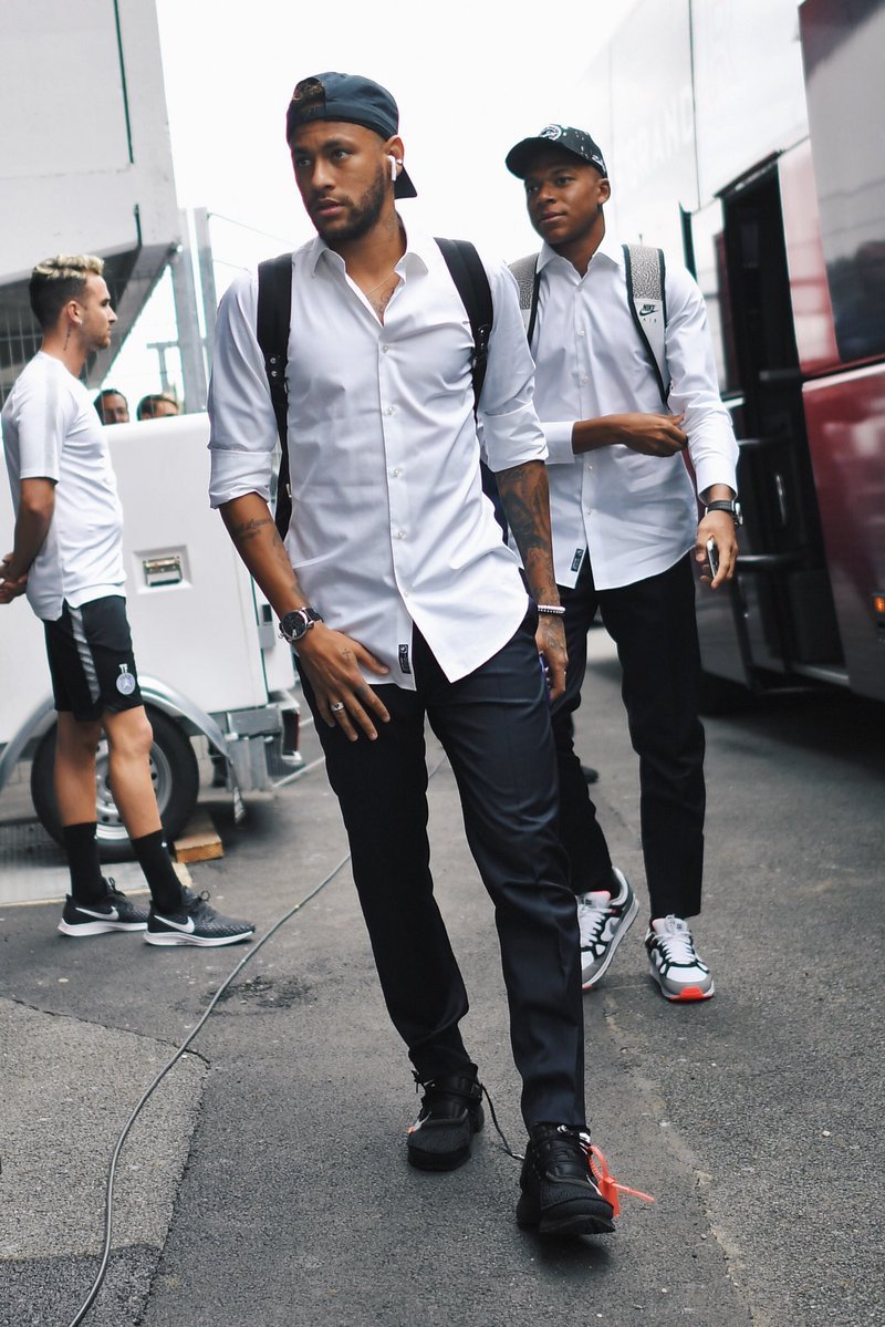 kanyewest,kanyewest上脚耐克回到未来