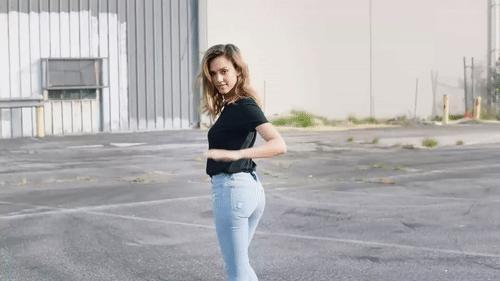 白色斜肩上衣搭配紧身牛仔裤穿搭,时尚穿搭绿色卫衣搭配大码牛仔裤