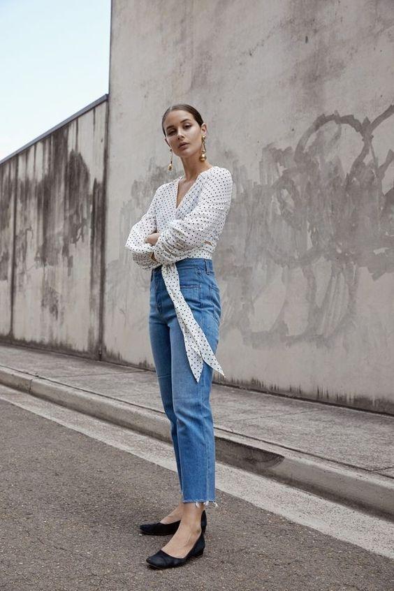 白色斜肩上衣搭配紧身牛仔裤穿搭,时尚穿搭绿色卫衣搭配大码牛仔裤