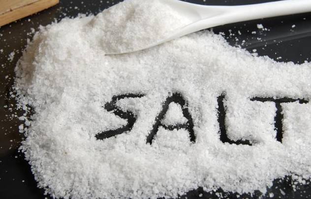 食盐里添加的亚铁氰化钾是什么？会引起中毒吗？