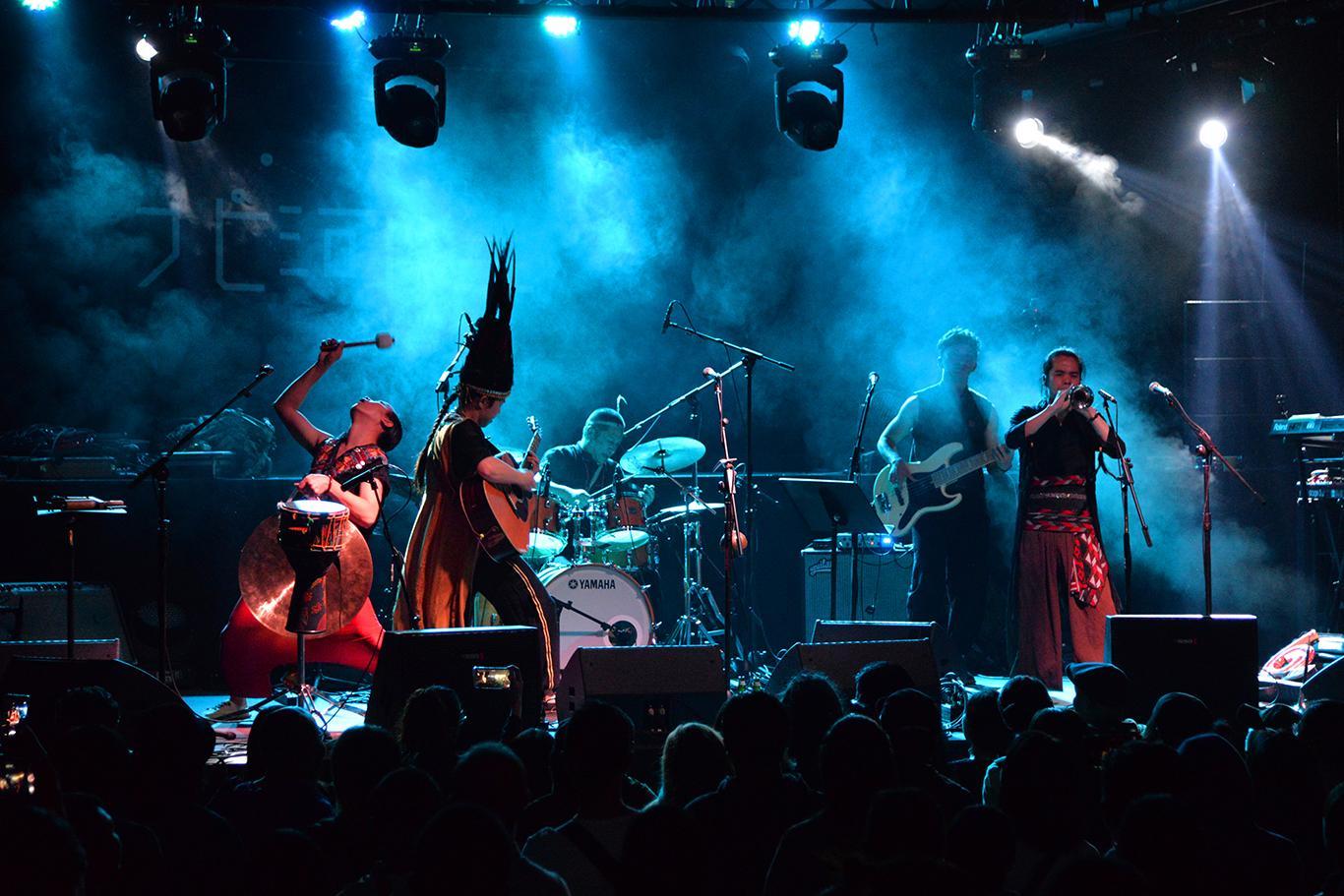 没钱、没粉丝、没“爸爸”的世界音乐，怎么办？