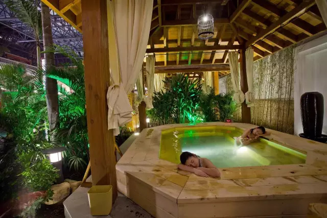 抓住夏天的尾巴享受溪水的清凉,抓住夏天的尾巴来玩水