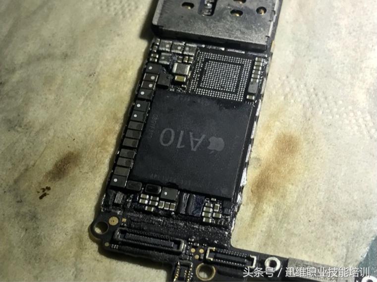 为报废的iPhone7换主板，CPU基带硬盘全拆，这手工让你大饱眼福