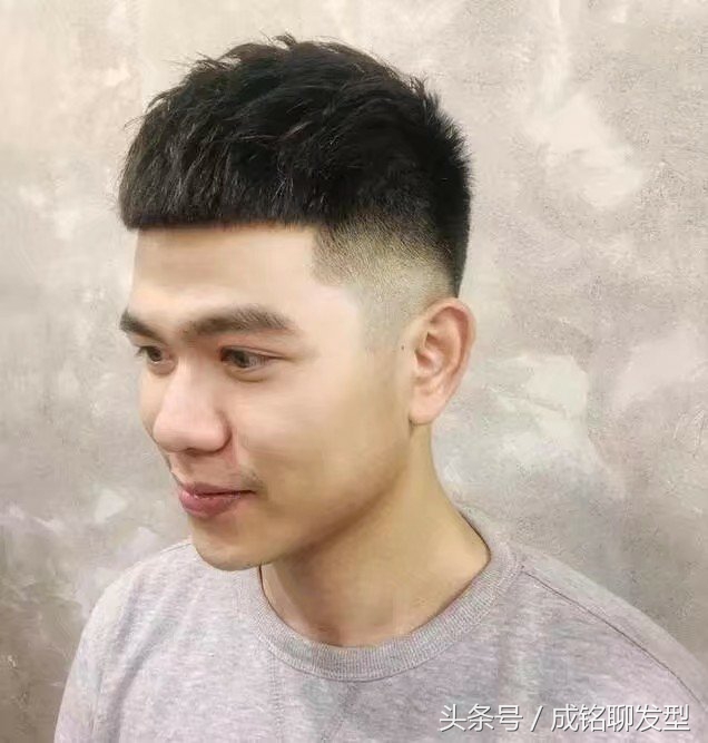 小伙两边头发太炸，被嘲笑为*盖帽大**，发型师给了他三个建议