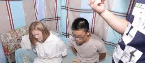 奇葩！妻子接待嫖客，老公负责放哨~