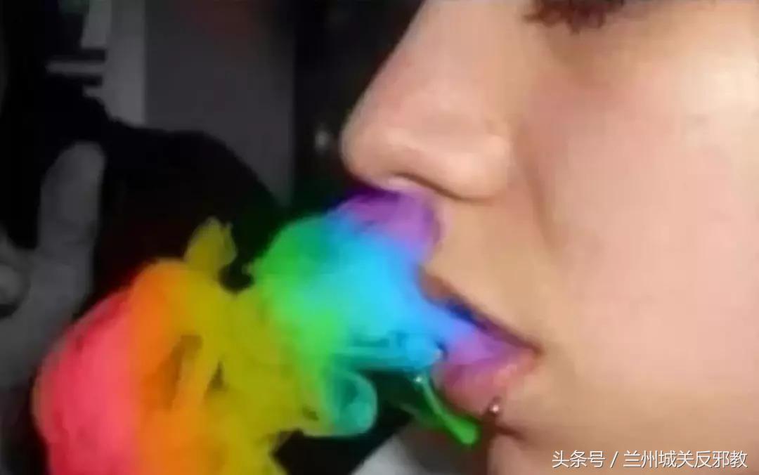 高铁上女子被抓,95后高铁女孩被拘