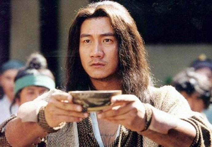 紧急“抽调”11名武侠高手组成足球队，东方不败可踢这个位置？