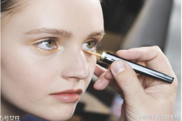 夏天脸上出油严重怎么补妆,夏天脸上容易出油怎么化妆
