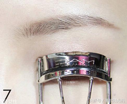 夏天脸上出油严重怎么补妆,夏天脸上容易出油怎么化妆