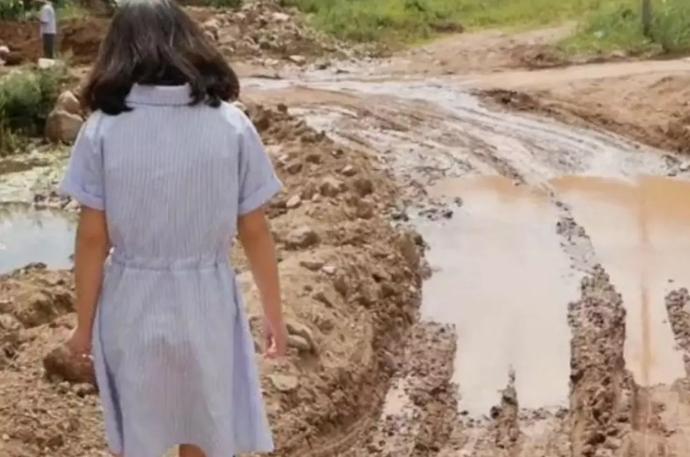 19岁女孩多次被养父养兄性侵，村里人批评她“不懂回报”