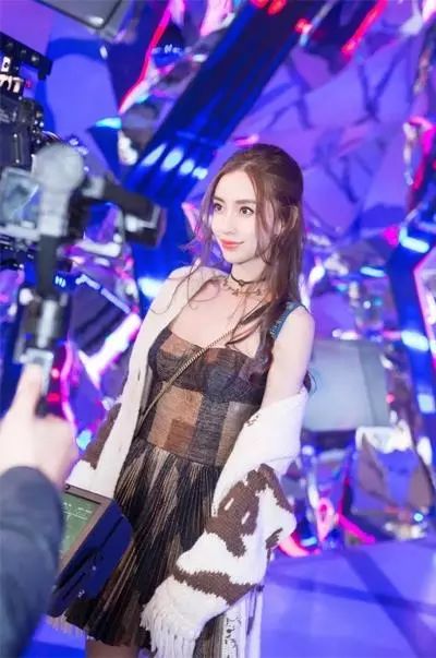 毛衣小香风外套怎么搭配最好看,杏色毛衣过膝长裙搭配什么外套