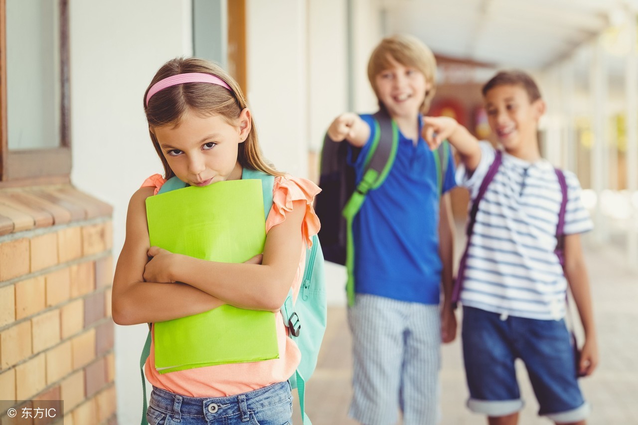 孩子在学校被欺负妈妈到学校教训,孩子在学校受欺负了妈妈该怎么办