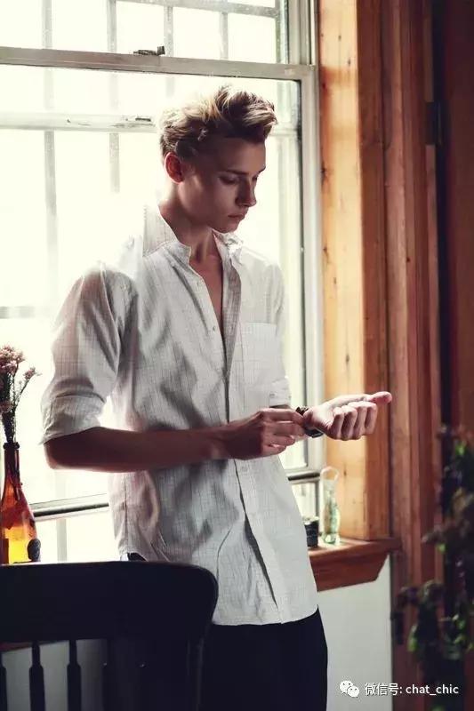 当你有一件纯白的衬衣,洁白的衬衫散发着好闻的味道
