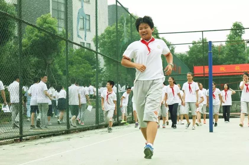 开学穿校服怎么办,开学如何整理夏天校服