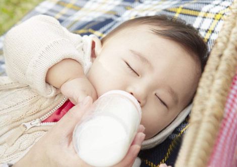 婴儿拍嗝反而打嗝吐奶,拍嗝中吐奶并打嗝怎么回事