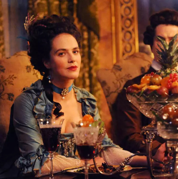 *灯区红**，就是她们的“格斗场”