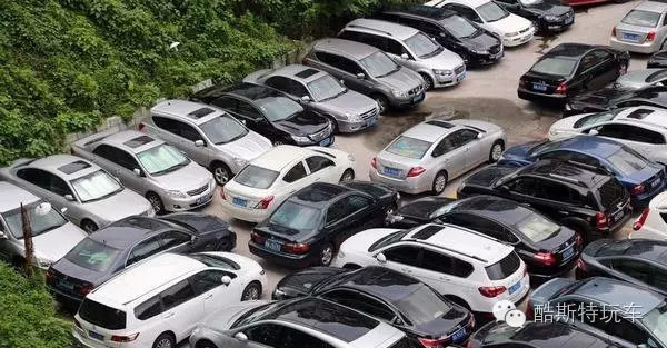 开门碰到隔壁车门磕掉一点漆,车门边缘开门碰掉漆怎么修复