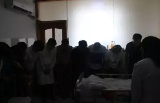 医院门口重病孩子下跪磕头,下跪男孩泪目