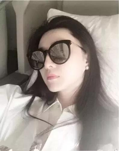 空姐揭秘和明星那点事儿，耍大牌很常见，最搞笑的是他