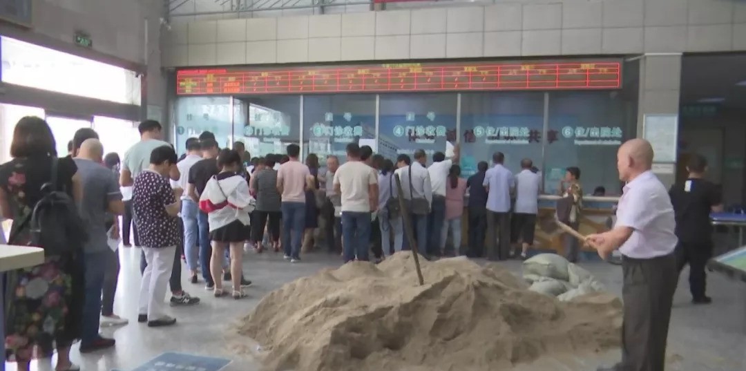 无锡新区凤凰医院遭封门大厅被堆黄沙患者员工都头疼