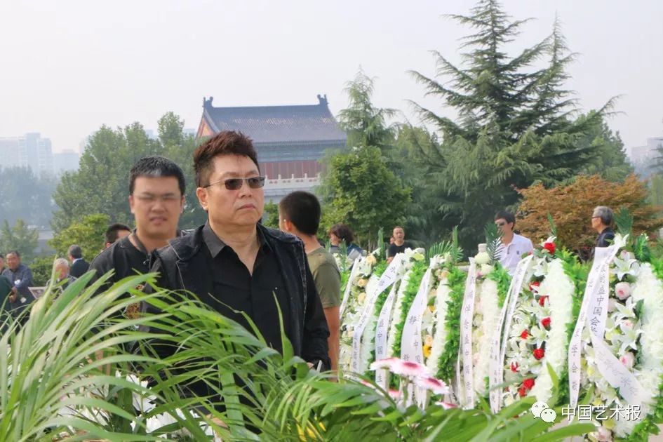 悠扬的琴声中，送别盛中国