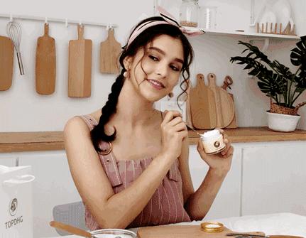 澳洲时尚杂志、超模力荐：锁水嫩肤效果大写的赞！10000粒奶珠浸透肌肤，焕发瓷光肌！