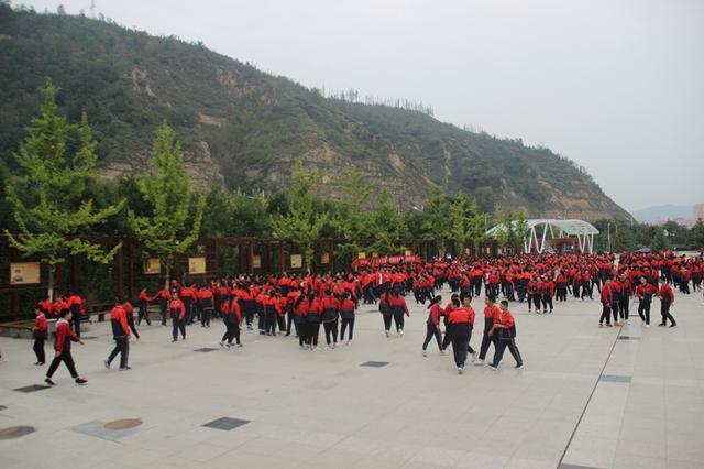 塞高举办学生社团纳新千人推介会