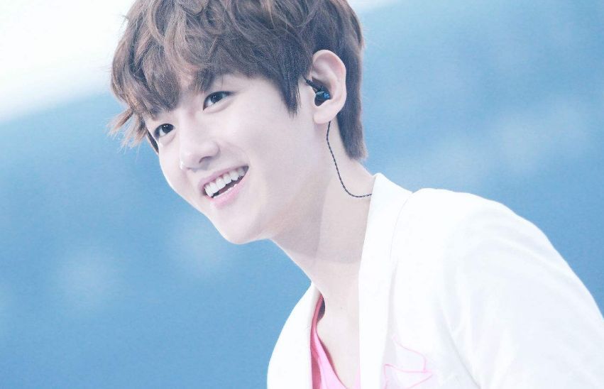 边伯贤exo的队服数字是多少,exo演唱会边伯贤红西装