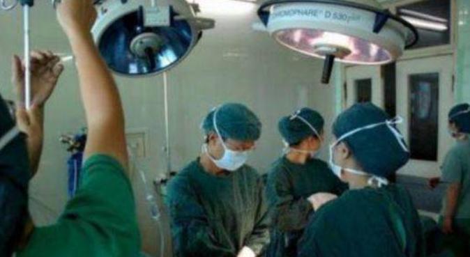 妻子多年不孕，医生竟从妻子身体里取去怪物，大开眼界