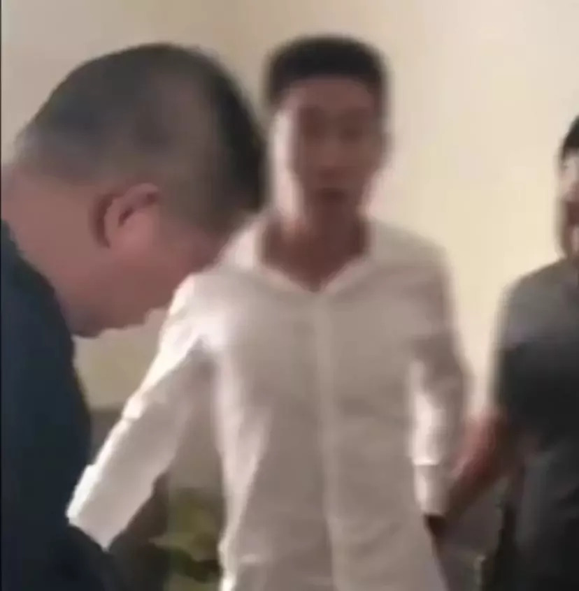 男子花12000元买包烟直接惊动民警,男子花重金包装后疯狂揽财30亿