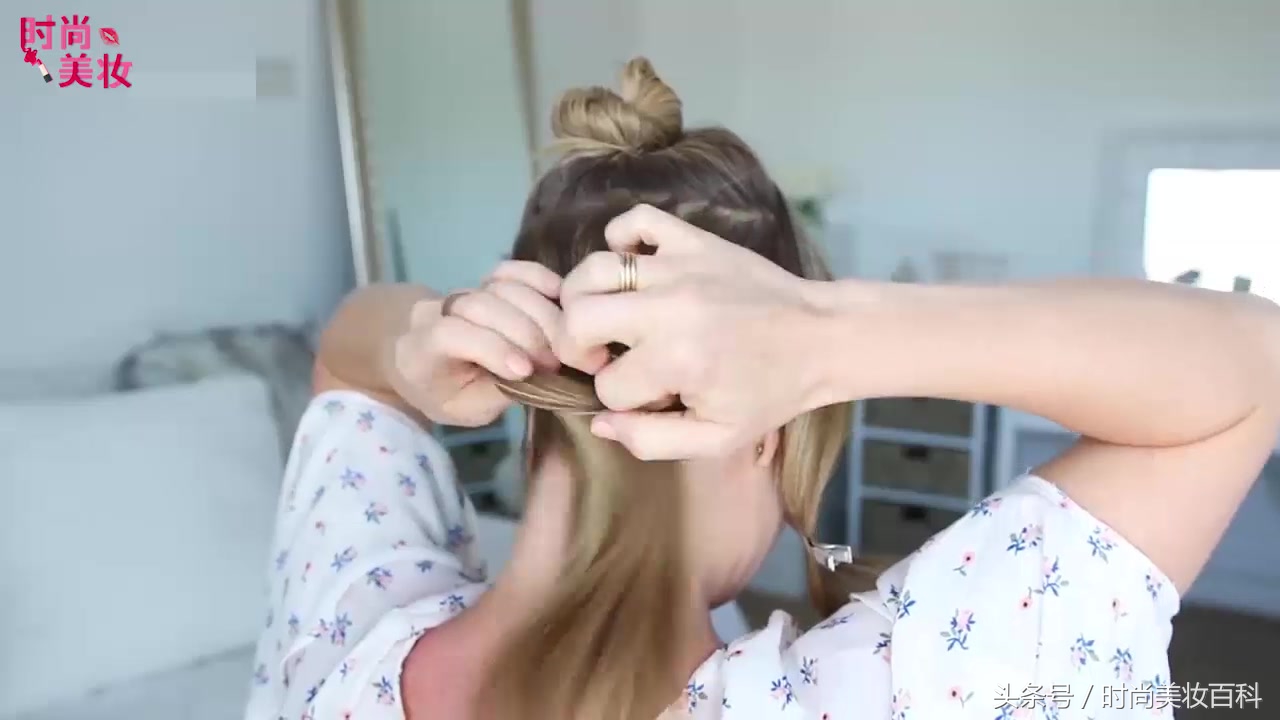 编发教程看发型师如何简单盘发,发型女生中款编发盘发