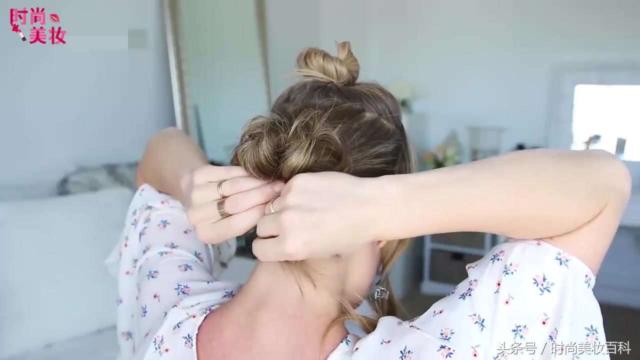 编发教程看发型师如何简单盘发,发型女生中款编发盘发