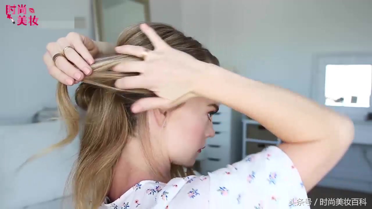 编发教程看发型师如何简单盘发,发型女生中款编发盘发