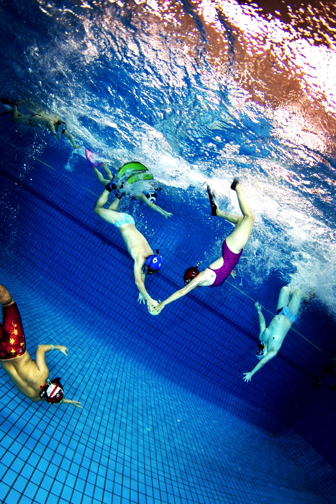 水下橄榄球训练,水下橄榄球照片