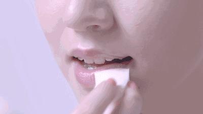 涂口红不粘牙小技巧,厚唇涂口红的小妙招