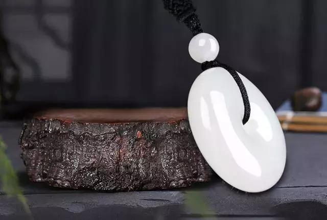 玉石会吸收人体油脂吗,玉石可以吸收人体的寒气吗