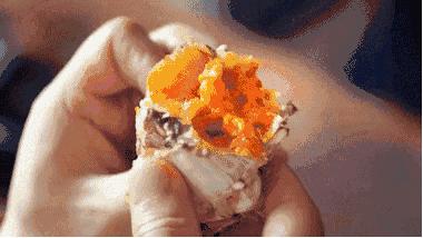 蟹黄味蟹香馥郁入口松脆,蟹黄的肥美鲜香