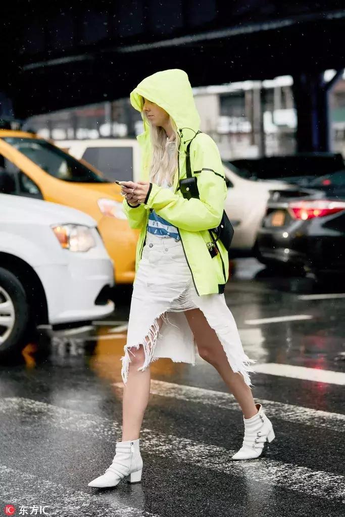 谁说只有优雅女人能穿Prada？现在它早被年轻人抢疯了