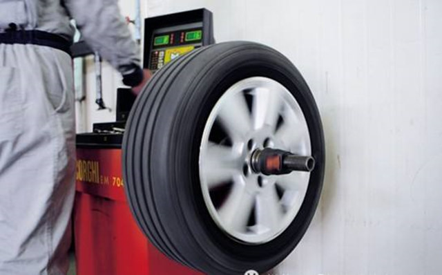 新轮胎上标记的小圆点的作用,轮胎有个小圆点是朝外面吗