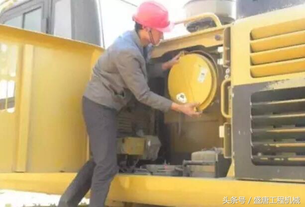 挖掘机清洗也有讲究，老司机示范正确清洗方法