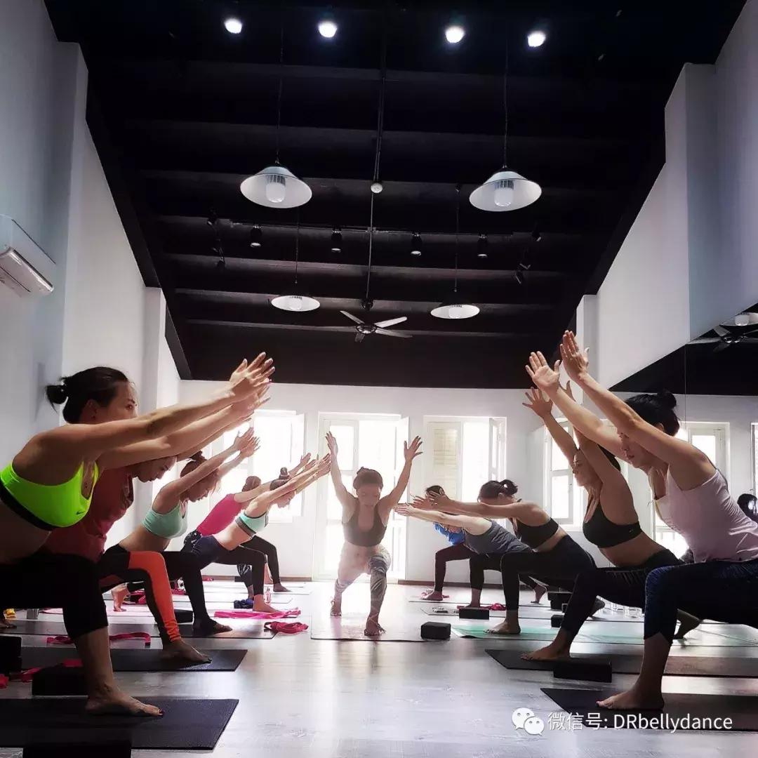 练形体舞蹈和瑜伽哪个好,舞蹈跟瑜伽哪个适合女生