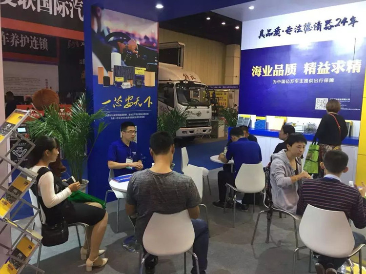 海业惊艳亮相郑州易损件展览会，展台前吸引众多参展商驻足交谈