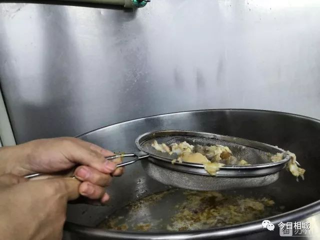 执法人员检查后厨勺子不洗,监管所检查工厂食堂