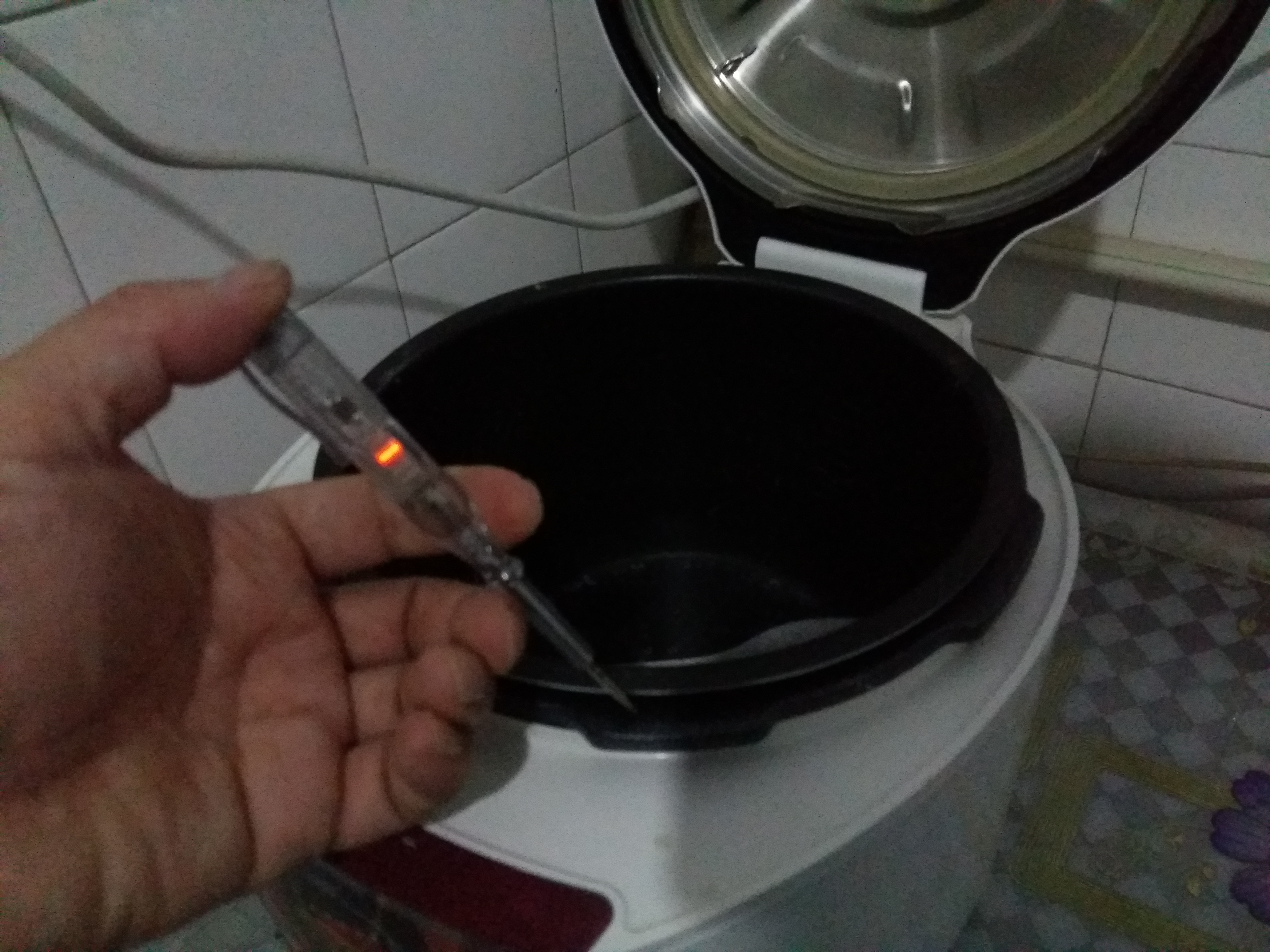 电饭锅电源线漏电原理,怎么判断电饭锅漏电还是插排漏电