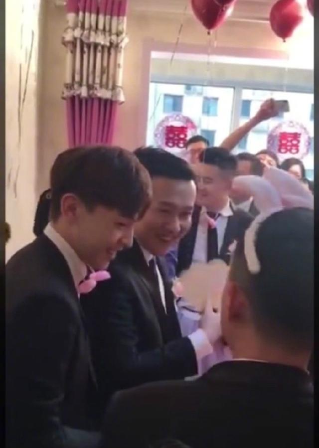 邓伦回老家当伴郎，被曝送99万份子钱，本人发表情包暗示家里没矿